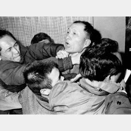 記者団に紛れ込んだ刑事に逮捕された金嬉老（Ｃ）共同通信社