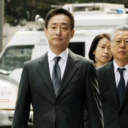 初公判のため東京地裁に入る大王製紙前会長の井川意高被告＝2012年3月1日（Ｃ）共同通信社