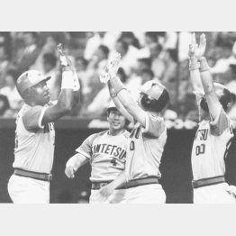 ブライアント（左）のバカ当たりが西武の自力Vを消した（Ｃ）共同通信社