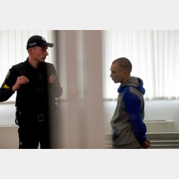 ウクライナ首都キーウで初の「戦争犯罪」裁判で終身刑を言い渡されたロシア軍軍曹ワジム・シシマリン被告（＝21歳、右）／（Ｃ）ロイター