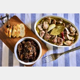 砂肝のコンフィと銀皮の赤ワイン煮（提供写真）