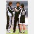 合宿中にトルシエ監督（左）と緊急ミーティング（Ｃ）日刊ゲンダイ
