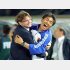 W杯初勝利となったロシア戦終了直後にトルシエ監督と抱き合って喜びを爆発させた（Ｃ）日刊ゲンダイ