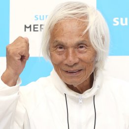 会見ではガッツポーズ（海洋冒険家の堀江謙一さん）／（Ｃ）日刊ゲンダイ