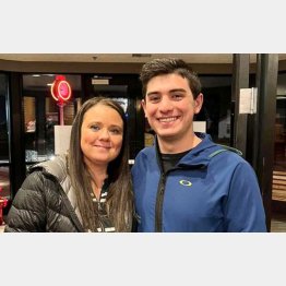 ベンジャミンさん（右）と実母のホリーさん（セントマーク病院のフェイスブックから）