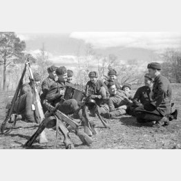 前線のロシアの赤軍兵士、戦いの合間に休憩をとる（Ｃ）Sputnik／共同通信イメージズ