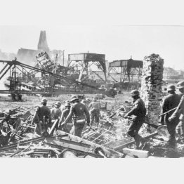 ドイツはソ連と組み領土分けた（ポーランドの領土に入るドイツ軍の部隊）／（Ｃ）共同通信社