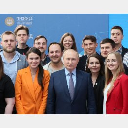 若者に囲まれるプーチン（Ｃ）ロイター／Sputnik／Kremlin