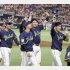 交流戦Vを喜ぶ村上（央）らヤクルトナイン（Ｃ）共同通信社