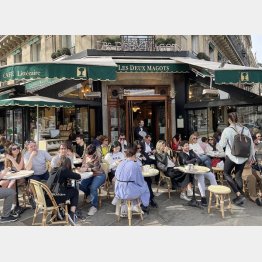 マスクなしで、カフェで寛ぐ人々（フランス・パリ＝5月）／（Ｃ）日刊ゲンダイ
