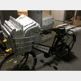 新聞を積み込んだタン君の自転車（撮影）出井康博