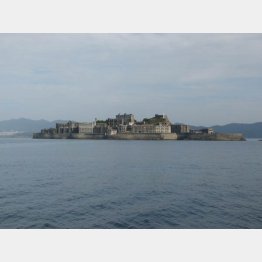長崎市の沖合に浮かぶ軍艦島（Ｃ）日刊ゲンダイ