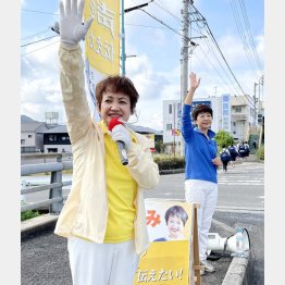 無所属新人の高見千佳氏（手前）は元アイドル！（本人のツイッターから）