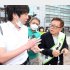 「いやいや」と言って立ち去ろうとする猪瀬氏（Ｃ）日刊ゲンダイ