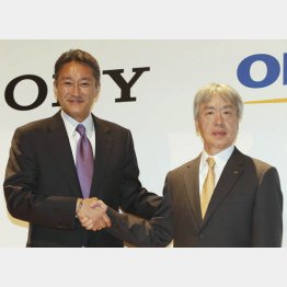 ソニーの平井一夫社長（左）とオリンパスの笹宏行社長（2012年当時）／（Ｃ）日刊ゲンダイ
