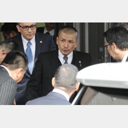 神戸山口組から分かれた絆会の織田絆誠代表（央）／（Ｃ）日刊ゲンダイ