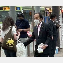 「上田王国」はいずこ（チラシを配る上田清司氏＝右）／（Ｃ）日刊ゲンダイ