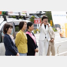立憲民主の森裕子氏（右）の応援に辻元清美（右2）も駆け付け／（森裕子氏事務所提供）