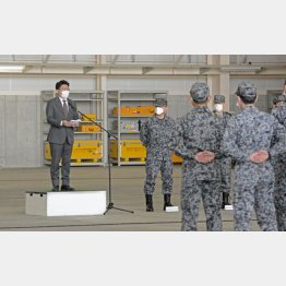 兵器爆買いより食糧費を増やして…（航空自衛隊入間基地で自衛隊員らに訓示する鬼木誠防衛副大臣・左端）／（Ｃ）共同通信社