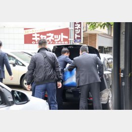 キャネットに捜査に入る京都府警（3月31日）／（提供写真）