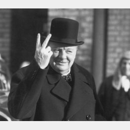 勝利のVサインを示すウィンストン・チャーチル（Ｃ）Reg Speller／ゲッティ／共同通信イメージズ