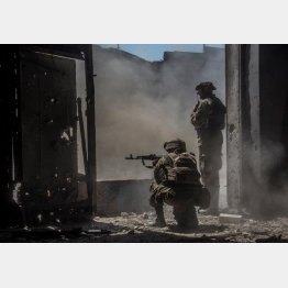 ドンバス地方ルガンスク州の要衝セベロドネツク、ロシアの攻撃のなか銃を構え、ロ軍戦車を警戒するウクライナ軍兵士たち（Ｃ）ロイター