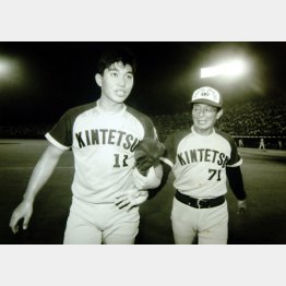 プロ1年目から評判にたがわぬ活躍をした野茂（右は仰木監督）／（Ｃ）日刊ゲンダイ