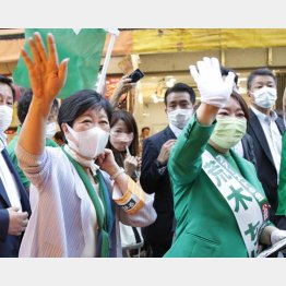 街頭演説を終え、アメ横を練り歩く小池百合子都知事とファーストの会代表・荒木千陽候補（Ｃ）日刊ゲンダイ