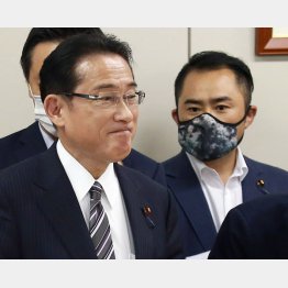 岸田首相（左）は吉川赳衆院議員を「ホープ」と持ち上げてきた…（Ｃ）日刊ゲンダイ
