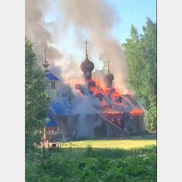 炎上する聖バジル大教会（ジーキー・ペテルブルクさんのツイッターから）