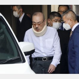 解せない振る舞いである…（六代目山口組・髙山清司若頭＝央）／（Ｃ）共同通信社