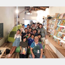 地域の子どもたちと本に囲まれ…（提供写真）
