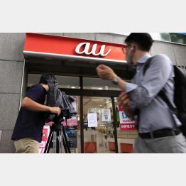 提訴してみる価値はあるか（東京都内のauショップ）／（Ｃ）共同通信社
