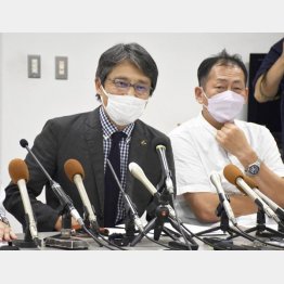 京都新聞HDの元相談役らの告発状を京都地検に提出し、記者会見した同紙社員の日比野敏陽さん（左）ら（6月29日、京都市）／（Ｃ）共同通信社