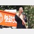 街宣に立ちたくさんの聴衆を集める武田邦彦氏（撮影）藤倉善郎