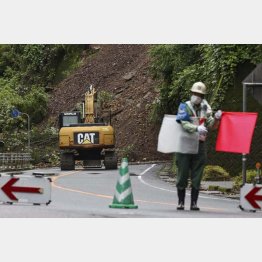 台風4号の影響で道路沿いののり面が崩れ通行止めとなった国道56号線＝5日、高知県中土佐町（Ｃ）共同通信社