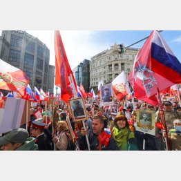 対独戦勝記念日の「不滅の連隊」の行進（Ｃ）ロイター