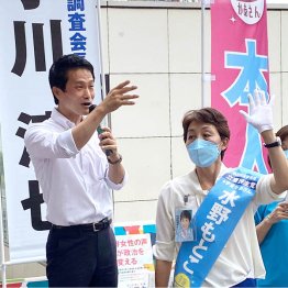 立憲民主の小川淳也政調会長（左）に水野素子候補“優先”の理由を聞くと…＝6日（Ｃ）日刊ゲンダイ