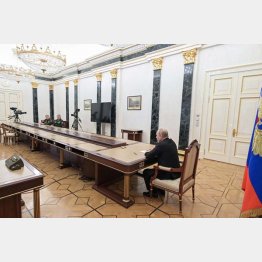 左奥の、右からショイグ国防相、ゲラシモフロシア軍参謀総長兼第一国防次官と、防衛会議を開くロシアのプーチン大統領（右）　（Ｃ）ロイター／Sputnik