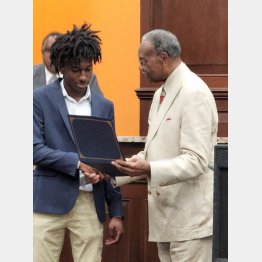 感謝状を授与されるコリオン・エバンズさん（左＝モスポイント市警のフェイスブックから）