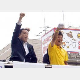 聴衆から歓声（岸田首相と自民党・松山三四六候補=右）／（Ｃ）日刊ゲンダイ
