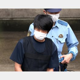殺人容疑で送検される山上徹也容疑者＝10日、奈良県警奈良西署（Ｃ）日刊ゲンダイ