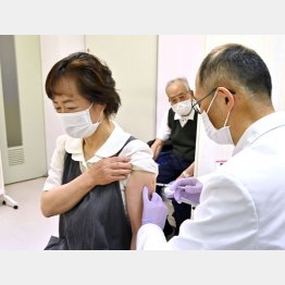 夏の流行期に突入、感染拡大前の接種が必要（Ｃ）共同通信社