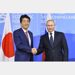 ウラジオストクには毎回のように足を運んだ（安倍元首相とロシアのプーチン大統領）／（Ｃ）共同通信社