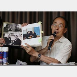 統一教会四十年史を開き質問に答える山口広弁護士（Ｃ）日刊ゲンダイ