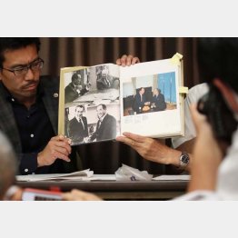 統一教会四十年史を開いて説明する全国霊感商法対策弁護士連絡会（Ｃ）日刊ゲンダイ