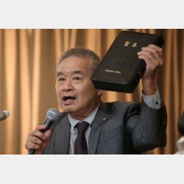 12日、家庭連合（旧統一教会）に関し会見する全国霊感商法対策弁護士連絡会の渡辺博弁護士（Ｃ）日刊ゲンダイ