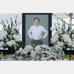 安倍晋三元首相の通夜で（Ｃ）日刊ゲンダイ