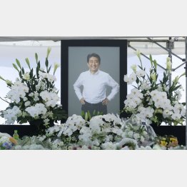 氏の、何もかもを、国を挙げて賛美することになってしまう（Ｃ）日刊ゲンダイ