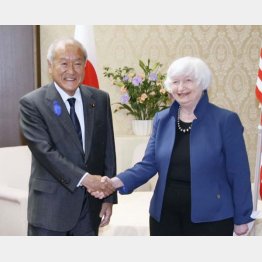来日したイエレン米財務長官（右）と鈴木財務相（Ｃ）共同通信社